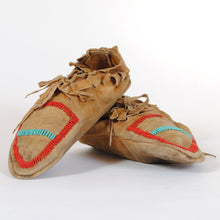 Load image into Gallery viewer, Vintage Beaded Moccasins N120